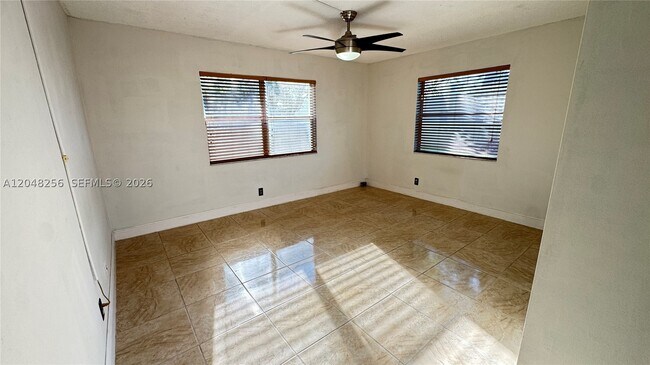 Building Photo - 5525 N Lakewood Cir