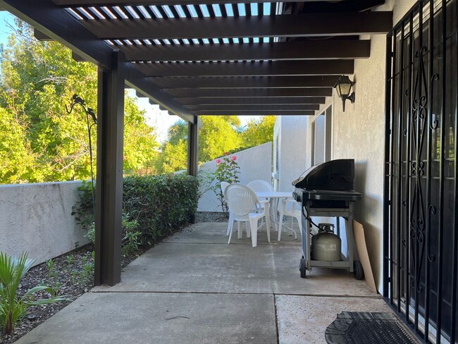 Building Photo - Beautiful 2 bedroom 2 bathroom townhome wi...