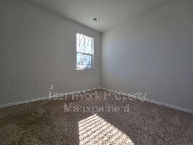 Building Photo - 454 Zenith Blvd