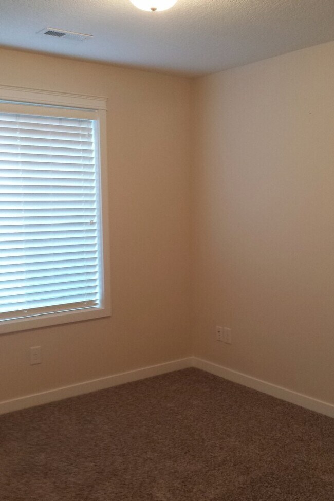 Building Photo - Spacious & Beautiful Home in Great Locatio...