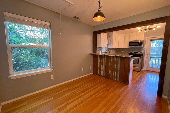 Building Photo - Charming Kenton Bungalow with Large Fenced Yard, Central A/C, Washer/Dryer