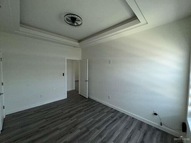 Building Photo - 11 E Iris Ave