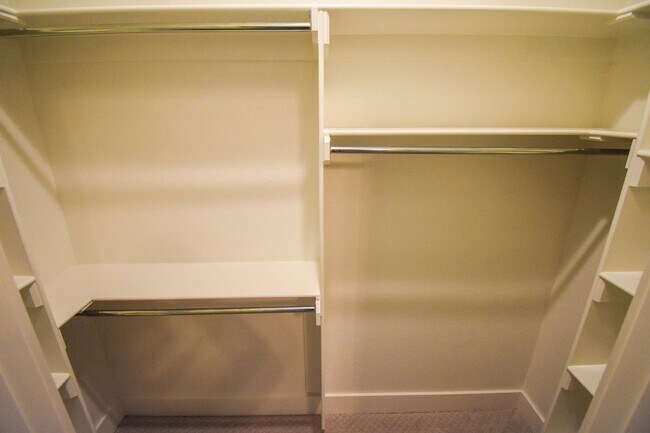 Building Photo - Stunning 3 Bedroom, 2.5 Bathroom Home in F...