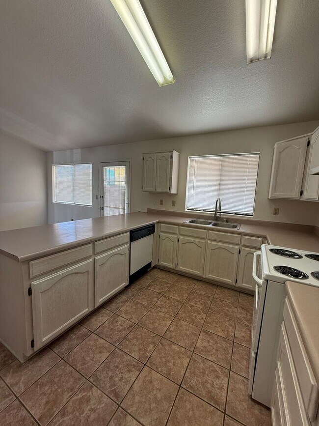 Building Photo - 3 Bed 2 Bath home in the highly desirable Northwest Tucson area. New paint and Carpet!