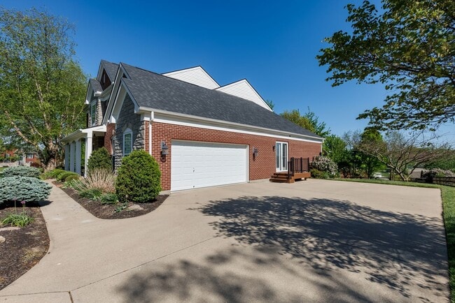 Building Photo - Short term rental available