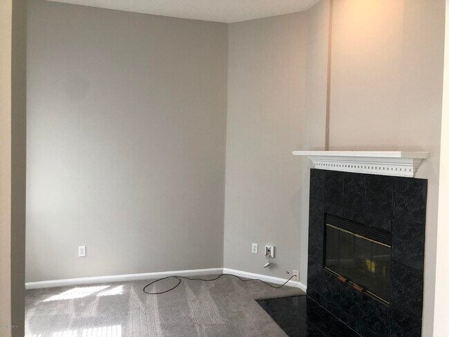 Building Photo - 2016 Water Crest Dr