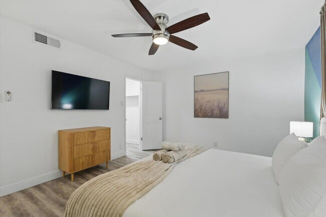 Building Photo - 8083 Meadow Rd