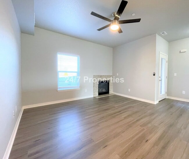 Building Photo - Spacious and Modern 3-Story Townhome - Mol...