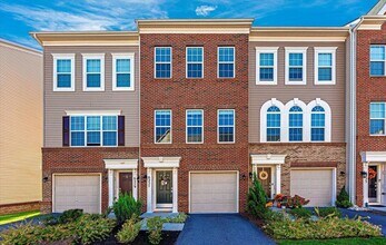 Building Photo - 3 level townhouse (newer construction) in Jefferson Place Community available early June!