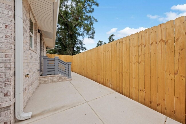 Building Photo - 305 Willingham Dr