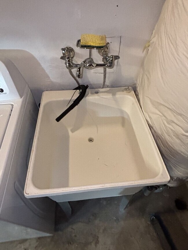 Building Photo - 3/1 in East Davis, New windows, new floors, new paint!