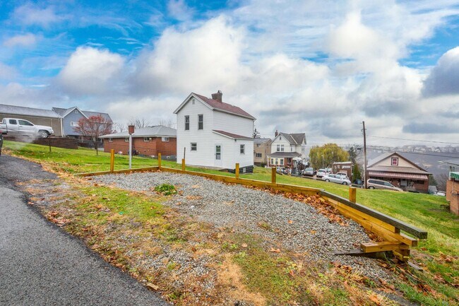 Building Photo - Stunning 2 bedroom home in Port Vue available August 1!