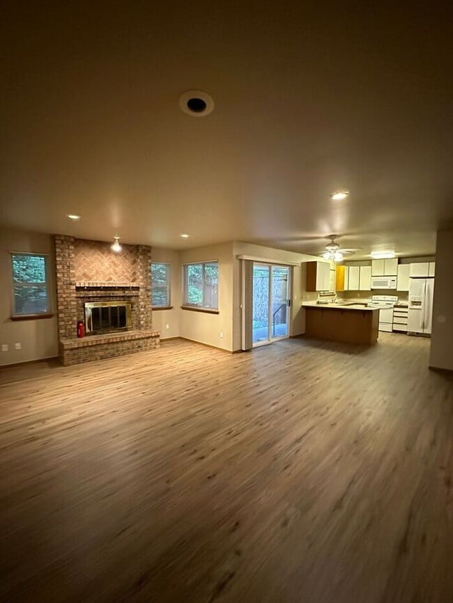 Building Photo - Nice 2 plus Bedroom 2 Bath Duplex in Puyallup!! Nice Location!!