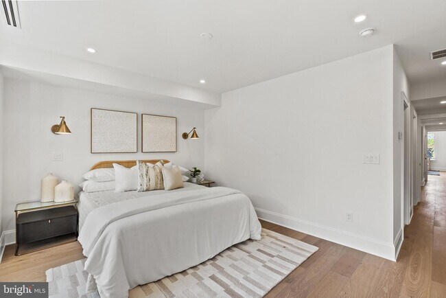 Building Photo - 2460 Ontario Rd NW