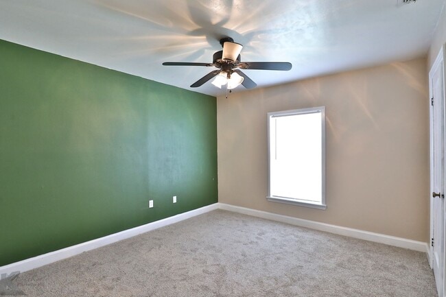 Building Photo - 3 bed 2 bath 2 car carport home in south A...