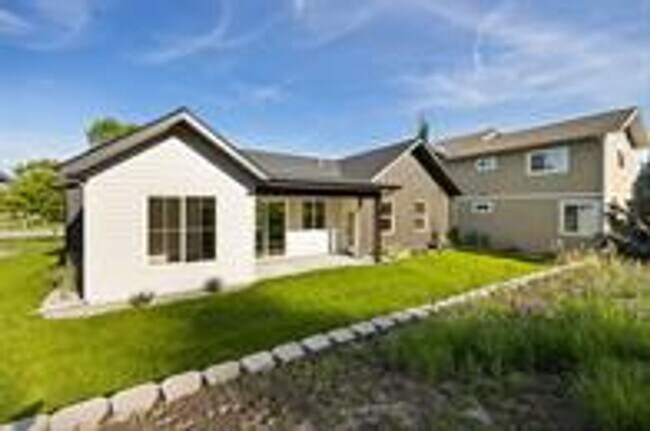 Building Photo - 4bed/2bath house on Village Greens Golf Co...