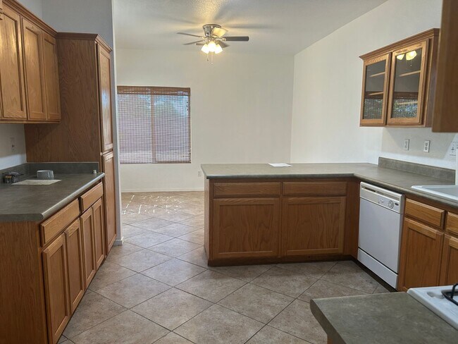 Building Photo - Great location on this split floorplan 3 b...