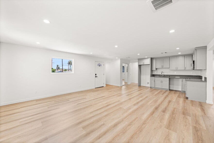 Building Photo - 4700 S Gramercy Pl