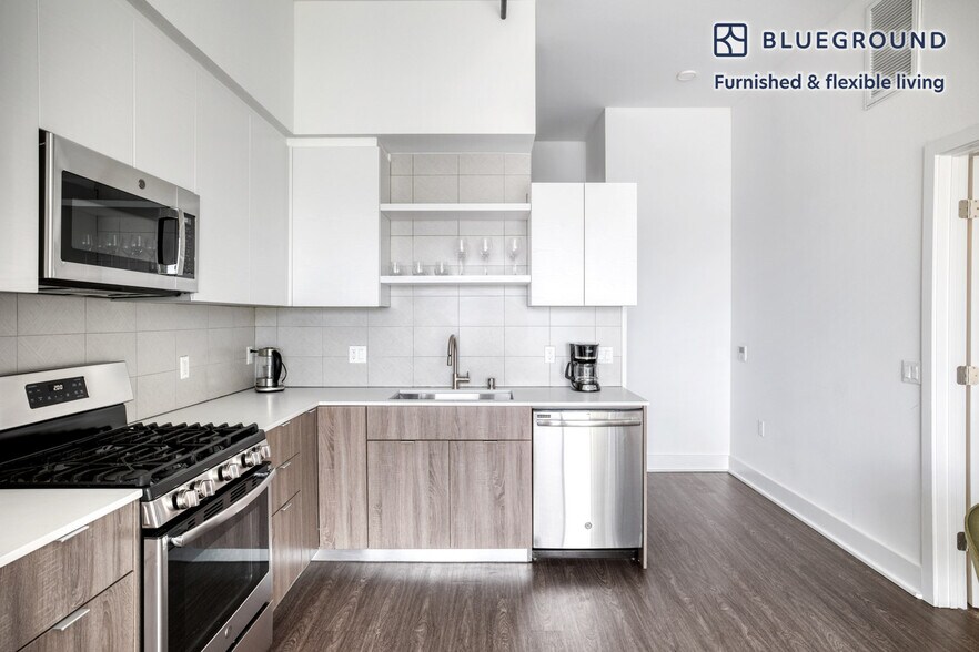 Building Photo - 4210 Del Rey Ave