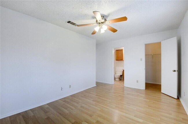 Building Photo - 6102 Parkwood Dr