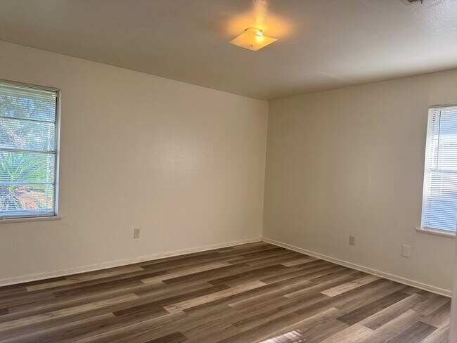 Building Photo - 5606 Thrush Dr