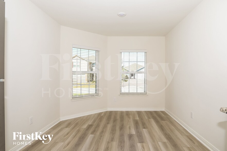 Building Photo - 26615 Ezemily Dr