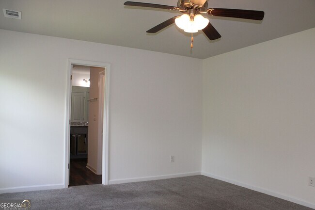 Building Photo - 9220 Golfview Cir