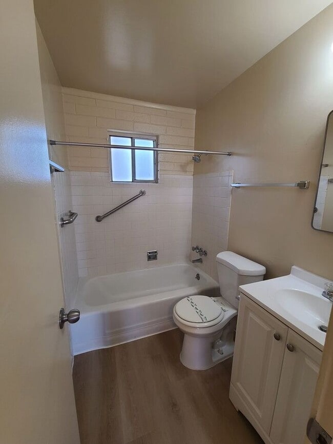 Building Photo - Charming two-bedroom, one-bathroom apartment
