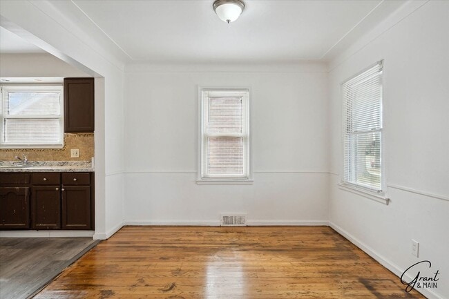 Building Photo - $1,250 - Charming 3 Bedroom Bungalow - Det...