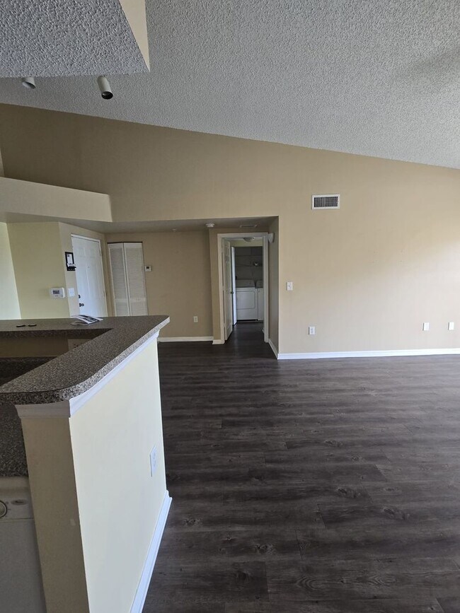 Building Photo - RESORT STYLE, BEAUTIFUL 2 BEDROOM AND 2 BATHROOMS ON THE TOP FLOOR