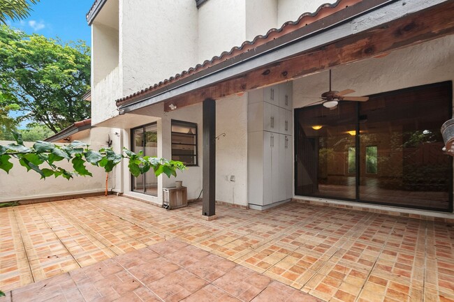 Building Photo - Beautiful 3-Bed, 3-Bath Townhouse with Pri...