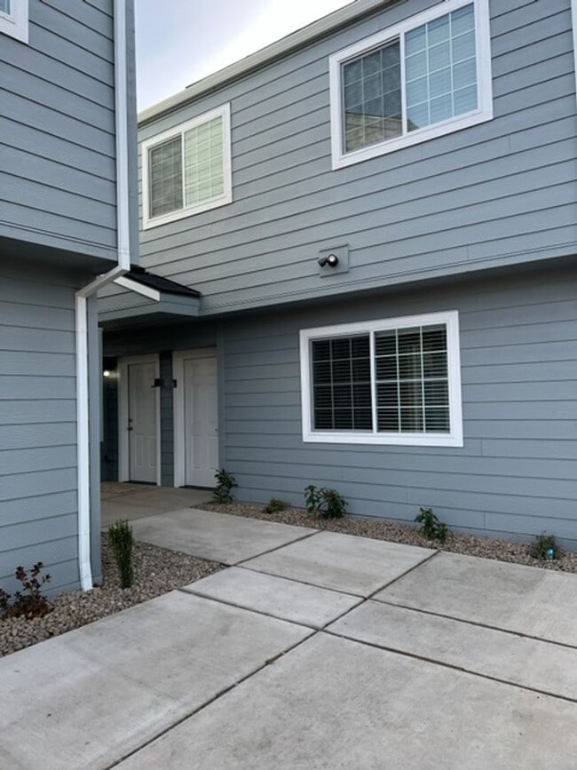 Building Photo - 2 STORY DUPLEX IN THE HEART OF PHOENIX OREGON