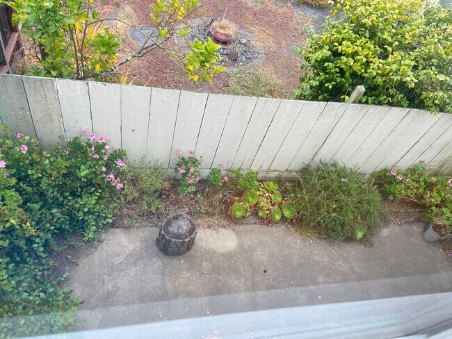 Building Photo - 1st Floor 2Bd / 1Ba  Flat With Garage Parking
