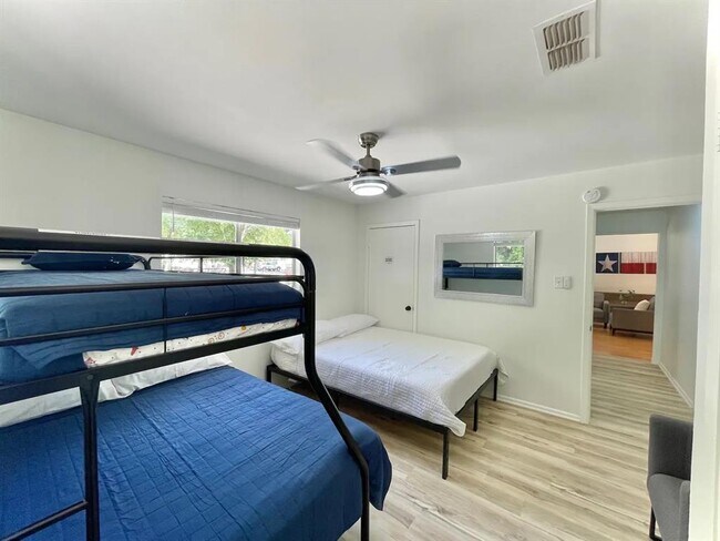 Building Photo - 1582 Valley Dr