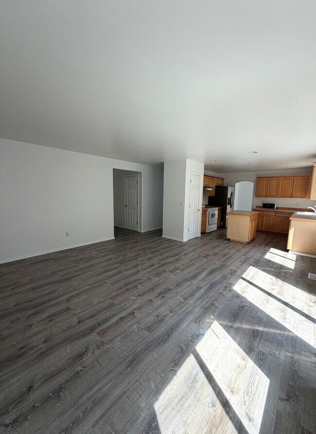 Building Photo - Large 4 bedroom 2.5 bathroom in Arlington