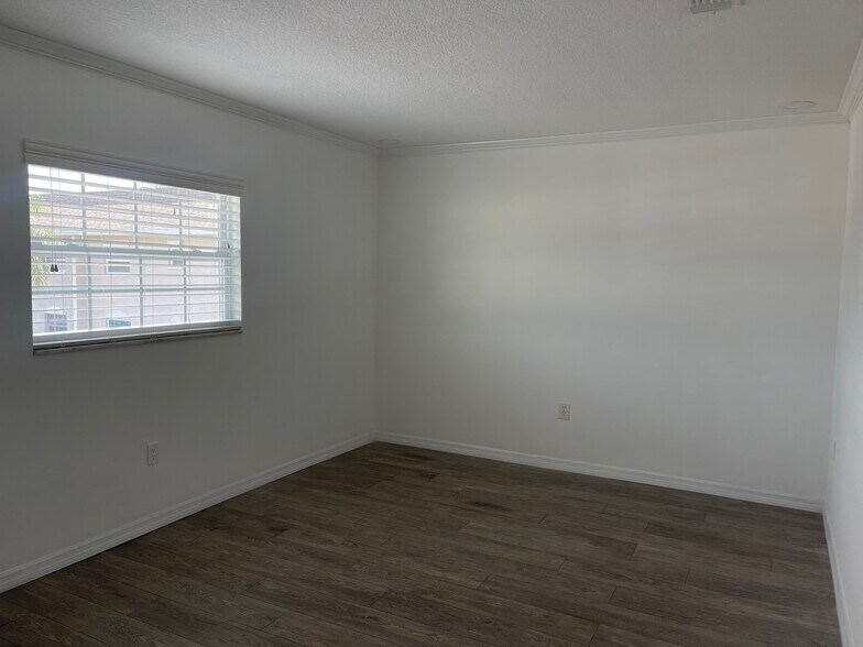 Building Photo - 8811 Bay Pointe Dr