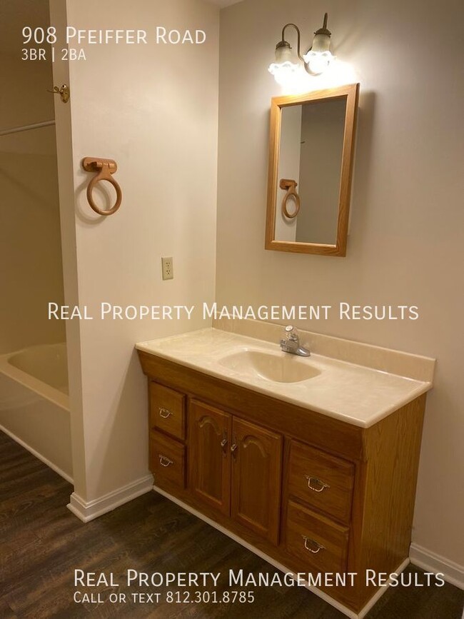 Building Photo - 3 Bedroom, 2 Bath Townhouse, Northside