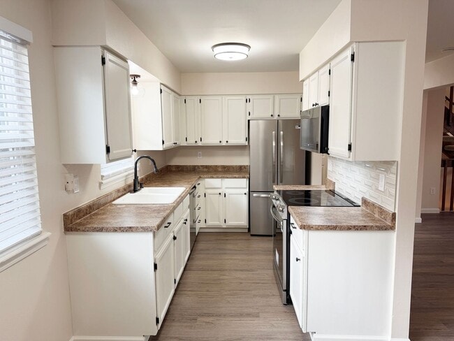 Building Photo - Exceptional 3-bedroom, 2.5-bathroom end unit townhouse located in Arvada