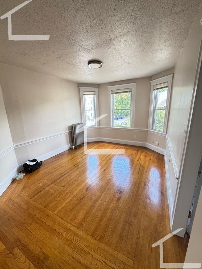 Building Photo - Sunny, Spacious and Affordable!   Apartment in Convenient Location, Hardwood Floors, Cat Friendly