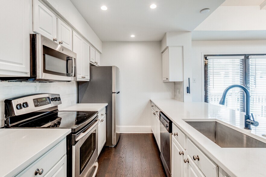 Building Photo - 5932 Sandhurst Ln
