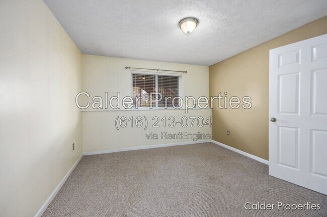 Building Photo - 5686 E Falling Leaf Dr SE