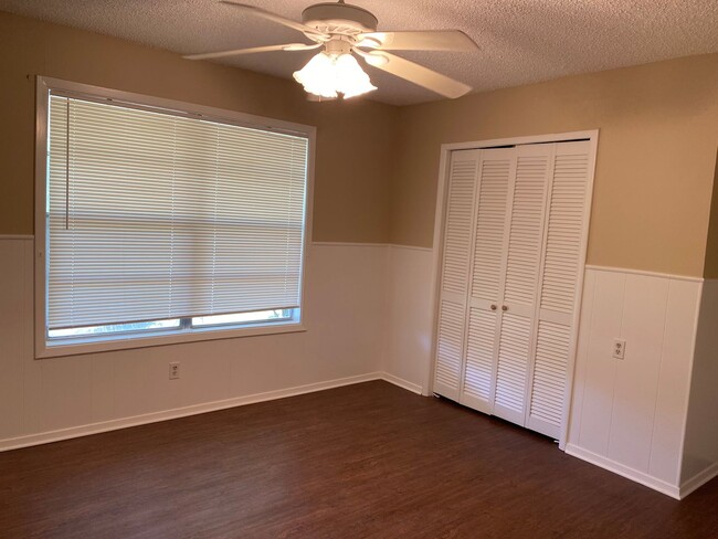 Building Photo - 5 BEDROOM HOME !!!!