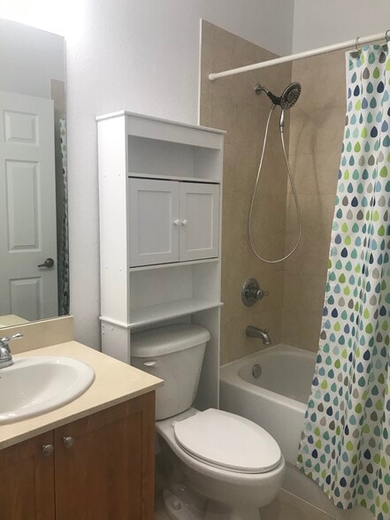 2do bano - 8999 NW 107th Ct