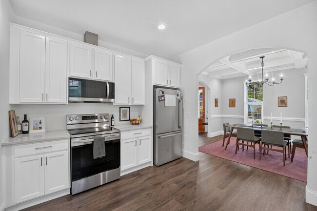 Building Photo - 706 W 44th St