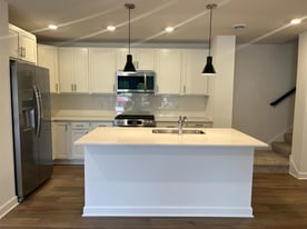Building Photo - 10905 Fountain Pl N