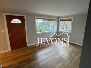 Building Photo - Spacious Single-Family Home on Elevated Corner Lot Near Seattle & Burien