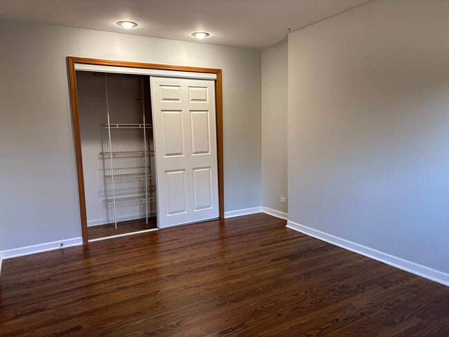 Building Photo - 558 Green Bay Rd