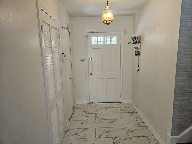 Building Photo - 1404 Chilton Dr