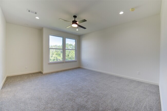 Building Photo - 2922 El Fenice Ln