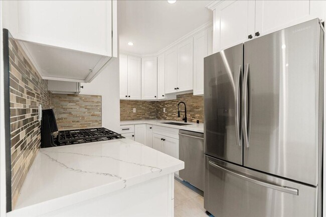 Building Photo - 652 Hayworth Ave